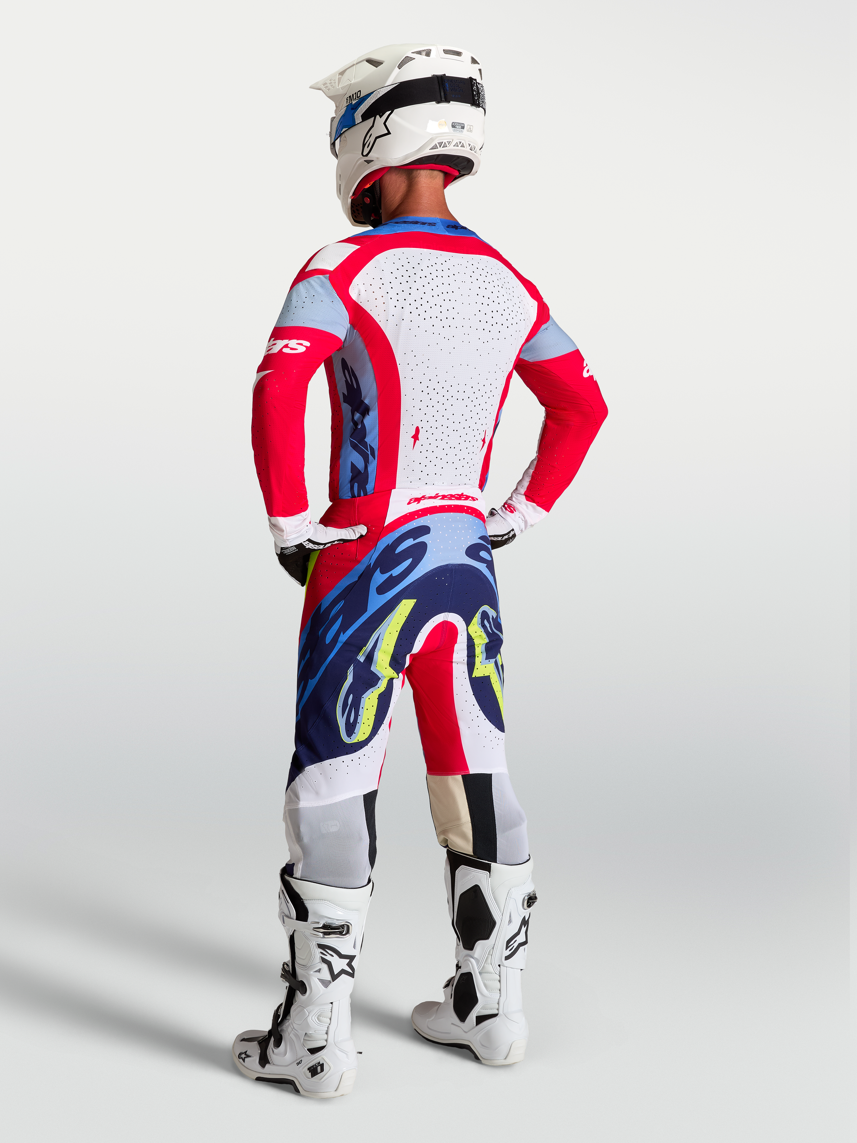 Alpinestars Supertech Dyna tröja, röd och marinblå herrmotocrosströja med laserskurna ryggpaneler sedd bakifrån.
