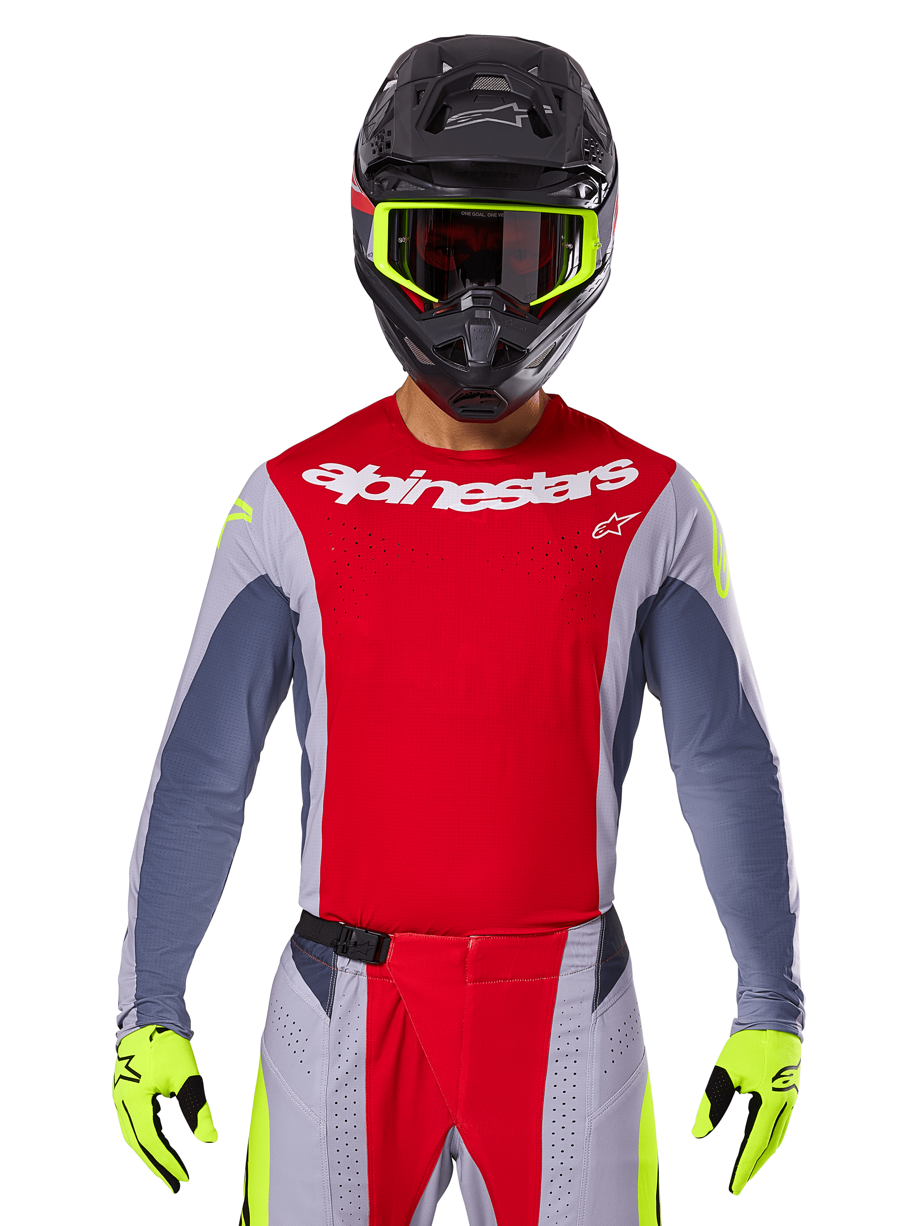Motocrossförare klädd i 2025 Techstar Melt-tröja och matchande byxor, röd och grå med vit Alpinestars-logotyp, svart hjälm med neongula goggles, matchande neongula handskar, ventilerad prestandautrustning för terrängkörning