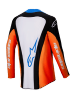 Alpinestars 2025 Techstar Melt-tröja, motocrosströja, sedd bakifrån, orange, vit och svart med blå detaljer, vit mittpanel med blå logotyp, orangea ärmar med vit branding, högpresterande utrustning för terrängkörning