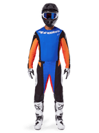 Alpinestars 2025 Techstar Melt utrustningsset, motocrossförare i orange och blå tröja med svarta detaljer, matchande byxor, svart hjälm med blå goggles, vita och svarta stövlar, koordinerad outfit för professionell terrängkörning