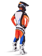 Motocrossförare sedd bakifrån i 2025 Techstar Melt-utrustningsset, orange och blå tröja med vit ryggpanel och blå stjärnlogotyp, matchande orange och blå byxor med vita Alpinestars-logotyper, svart hjälm med blå grafik och vita motocross-stövlar, koordinerad outfit för terrängkörning.