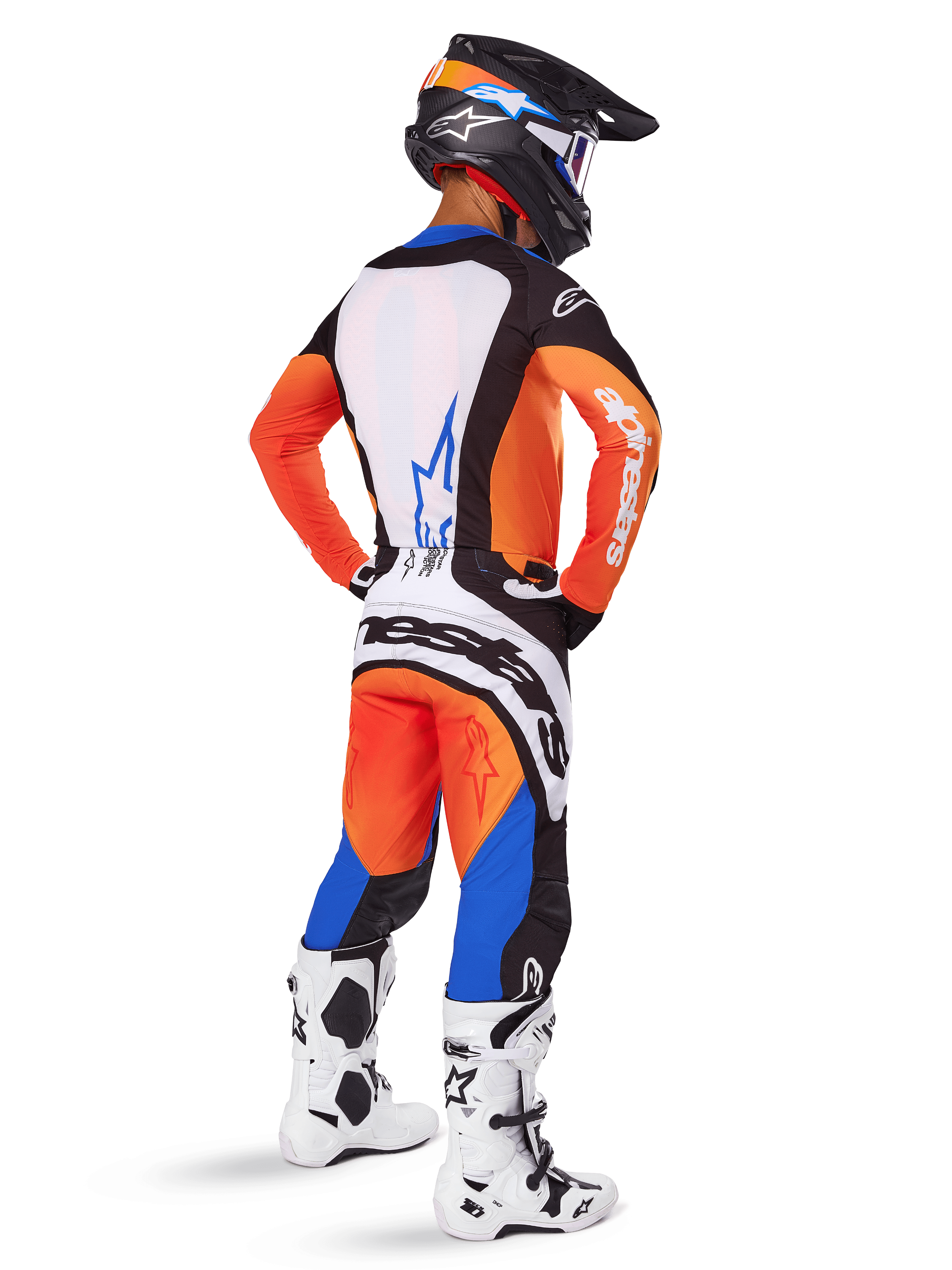 Motocrossförare sedd bakifrån i 2025 Techstar Melt-utrustningsset, orange och blå tröja med vit ryggpanel och blå stjärnlogotyp, matchande orange och blå byxor med vita Alpinestars-logotyper, svart hjälm med blå grafik och vita motocross-stövlar, koordinerad outfit för terrängkörning.