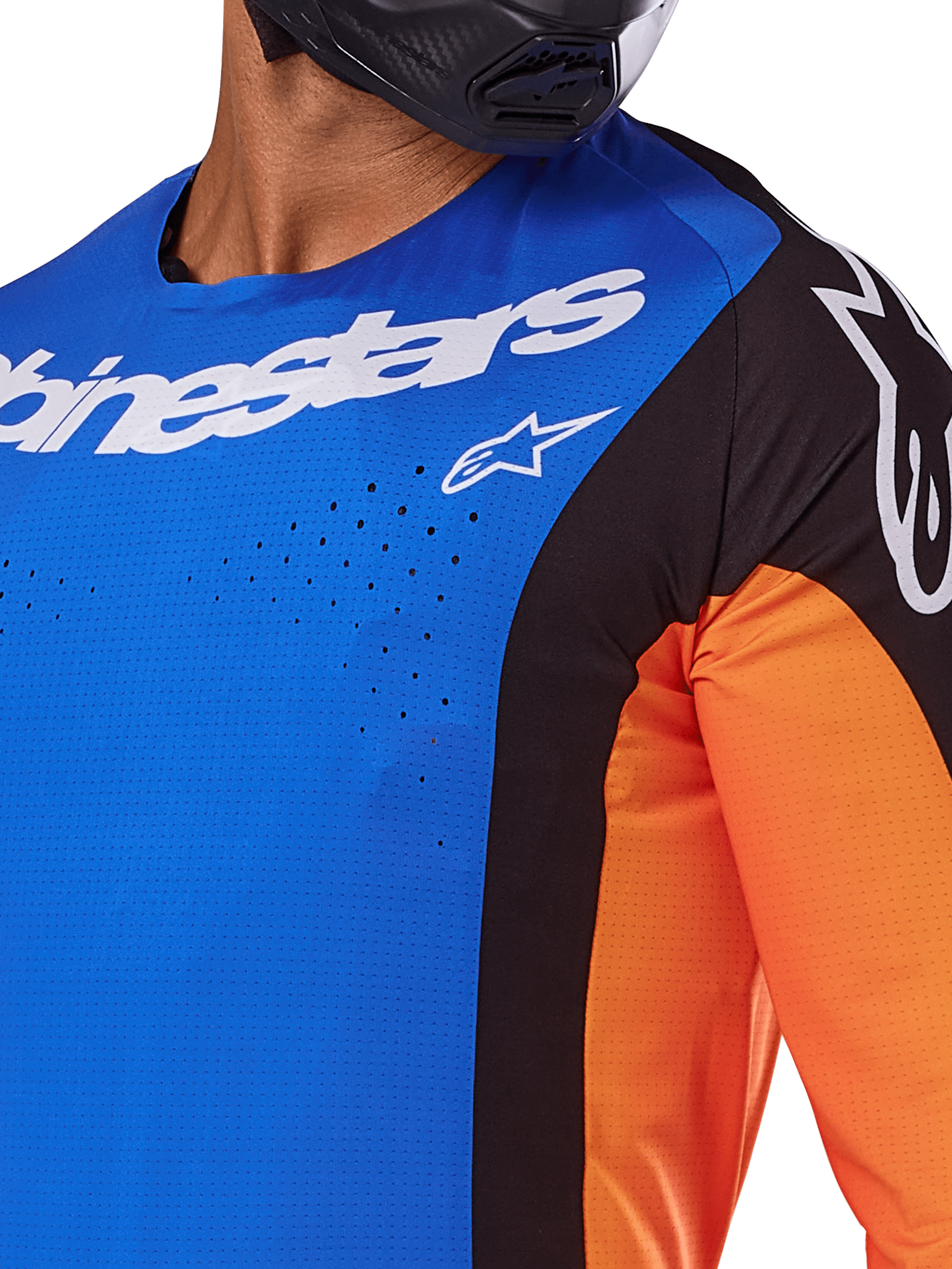 Alpinestars 2025 Techstar Melt-tröja, motocrosströja, blå och orange med svarta paneler, vit Alpinestars-logotyp och synliga laserskurna perforeringar på bröstet, buren av en förare i svart hjälm