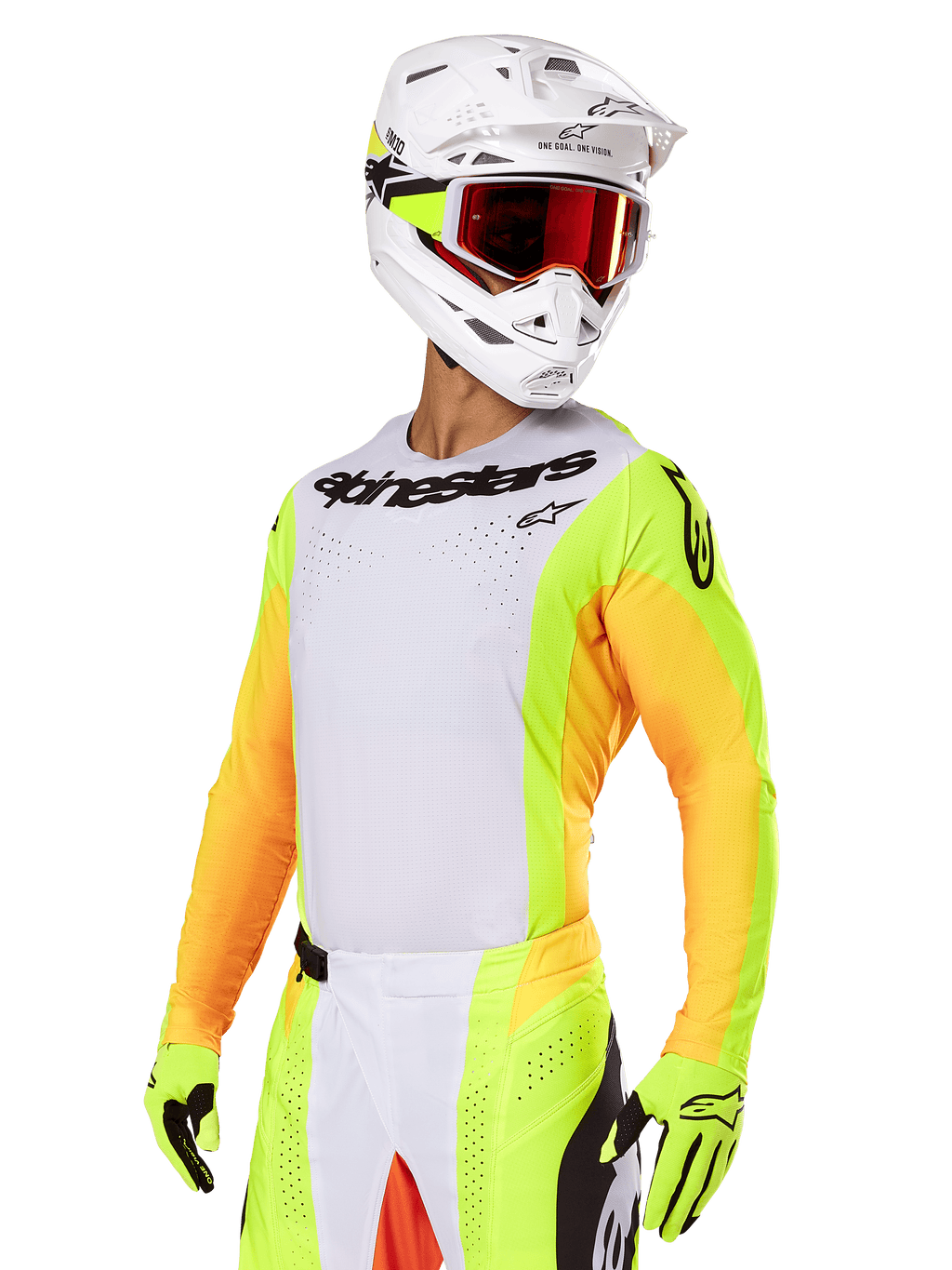 Motocrossförare klädd i Alpinestars 2025 Techstar Melt-utrustningsset, vit tröja med färgstarka gula och orangea ärmar, svart Alpinestars-logotyp på bröstet, matchande neongula handskar, vit hjälm med rödfärgade goggles, professionellt racingställ för terrängkörning