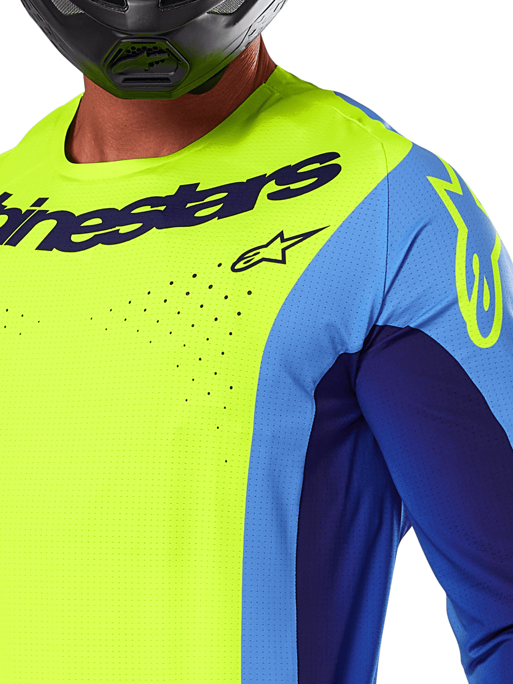 Alpinestars 2025 Techstar Melt tröja, motocrosströja, neon gul och blå, med laserskurna perforeringar och framträdande logotyp på bröstet, atletisk passform för terrängkörning, närbild med en svart hjälm