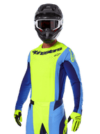 Alpinestars 2025 Techstar Melt Gear Set, motocrossförare i en klargul och blå tröja med matchande byxor, svart hjälm med vita och svarta goggles, gula handskar, koordinerad outfit för terrängkörning med tydlig Alpinestars-branding och perforerade detaljer