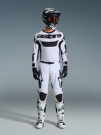 Alpinestars 2026 Racer Riway-tröja, motocrosströja, vit och svart, bärs som ett komplett raceställ med matchande byxor, svart hjälm med röda goggles, svarta handskar och vita stövlar, med framträdande svart 'astars'-branding och stjärnlogotyper.