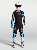 Alpinestars Supertech Vesta tröja och utrustningsset, svart och turkos motocrossutrustning för herr, vita stövlar och hjälm.