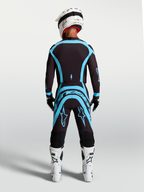 Alpinestars Supertech Vesta utrustningsset, svart och turkos motocrossutrustning för terrängkörning, vy bakifrån med atletisk passform på modell.