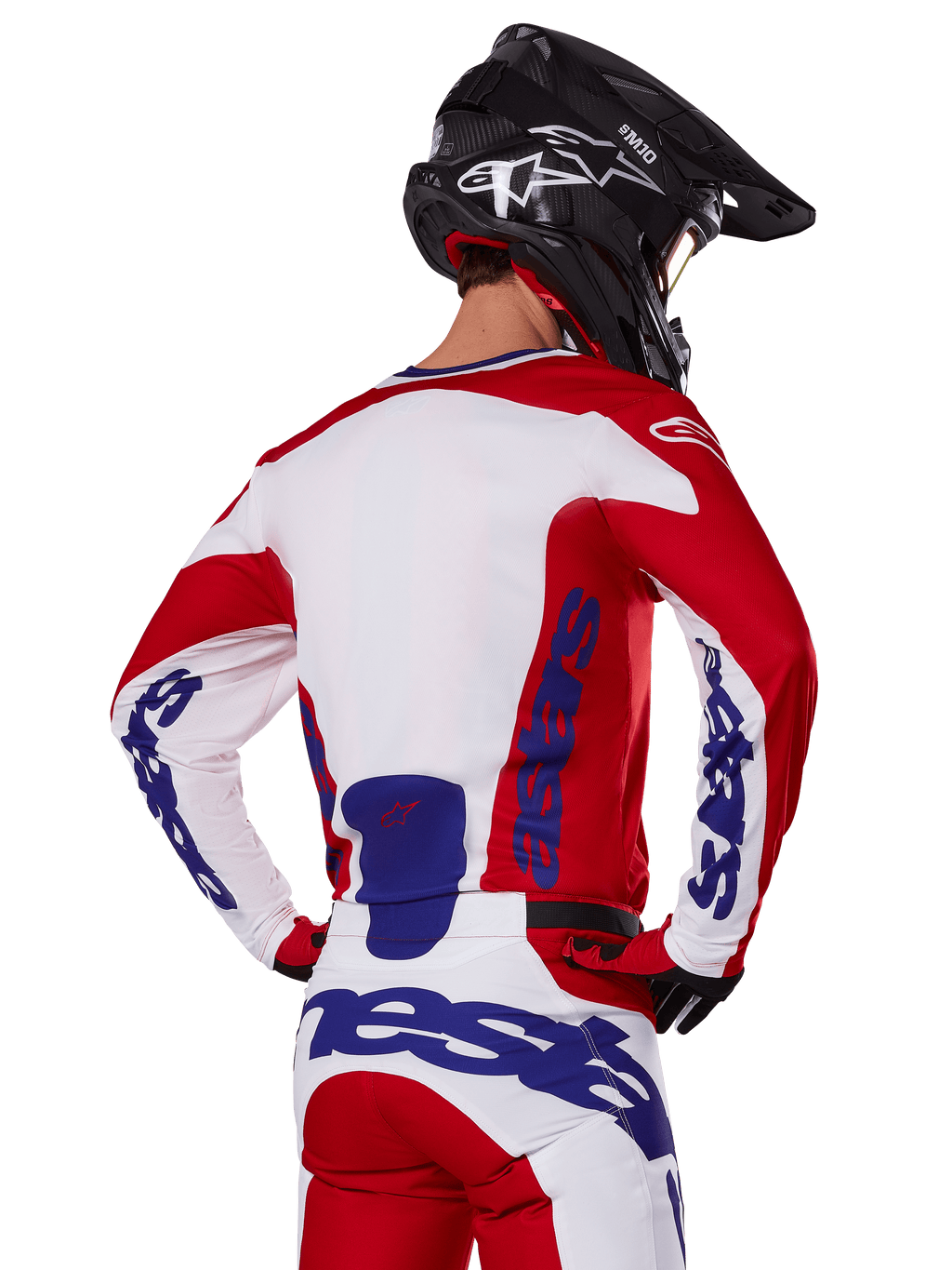 Alpinestars 2025 Racer Veil tröja och byxor, motocross-utrustningsset, klarröd, vit och blå, vy bakifrån av förare i matchande ställ och svart motocrosshjälm, framträdande blå Alpinestars-profilering, teknisk utrustning för offroad-racing
