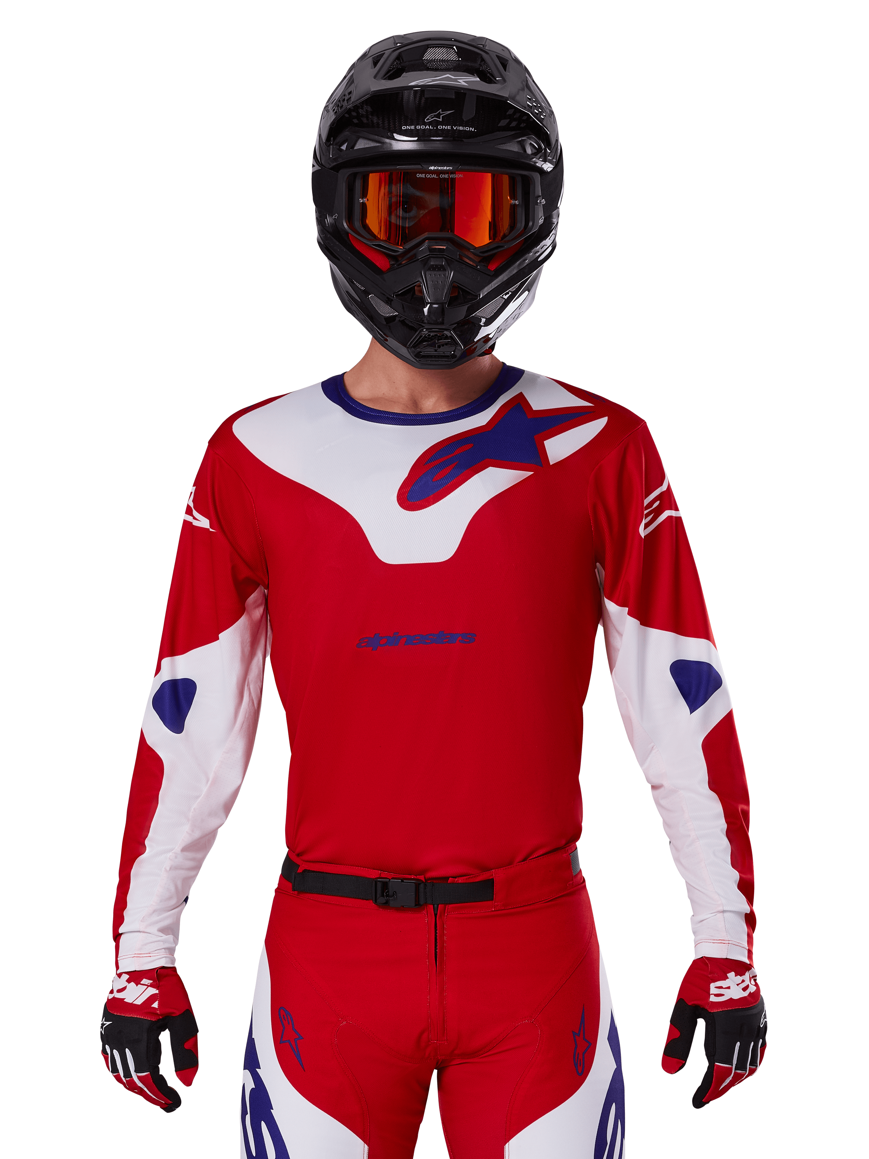 Alpinestars 2025 Racer Veil tröja, motocross-racingtröja, röd, vit och blå, långärmad, bärs med svart hjälm och orangefärgade goggles, matchande röda handskar och byxor, strömlinjeformad prestandadesign för terrängkörning