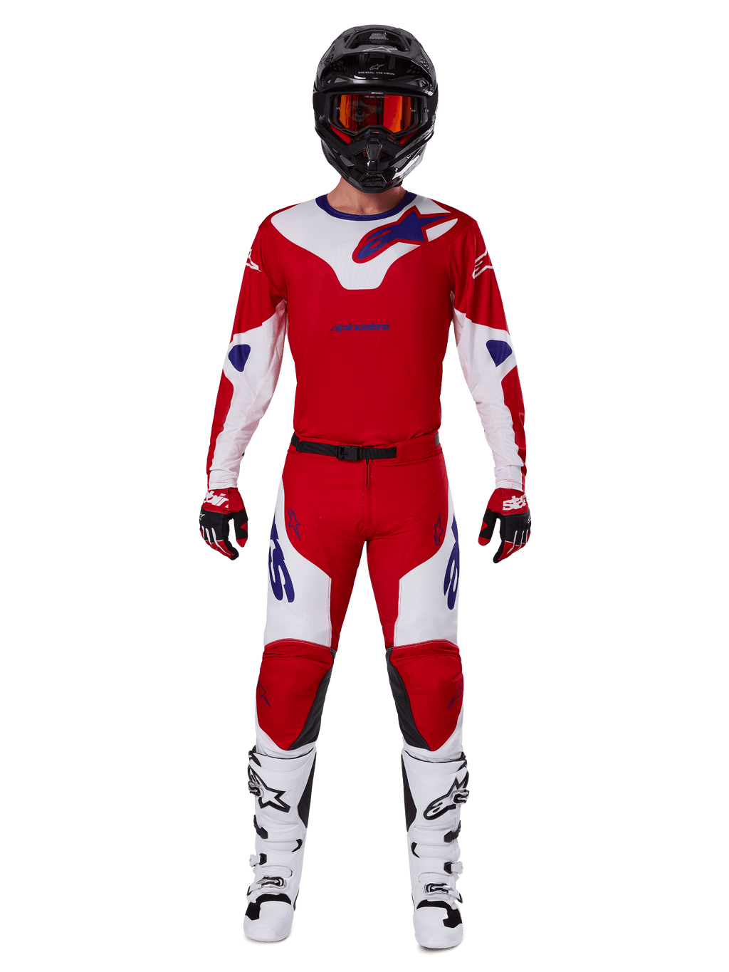 Motocrossförare i Alpinestars 2025 Racer Veil Gear Set, klarröd och vit tröja och byxor med blå detaljer, svart hjälm med röda goggles, vita stövlar och röda och svarta handskar, koordinerad outfit för terrängkörning