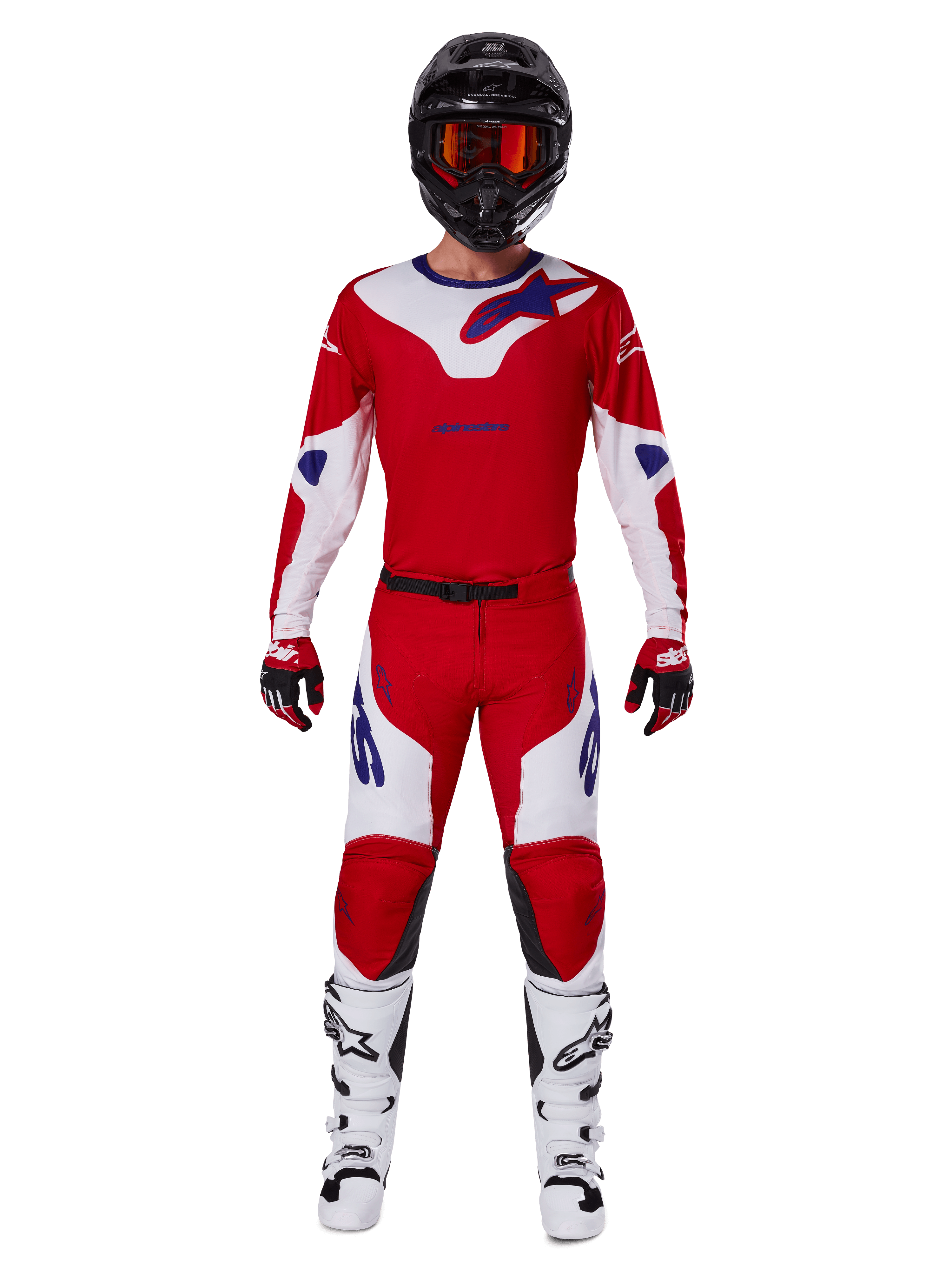 Motocrossförare i Alpinestars 2025 Racer Veil Gear Set, klarröd och vit tröja och byxor med blå detaljer, svart hjälm med röda goggles, vita stövlar och röda och svarta handskar, koordinerad outfit för terrängkörning