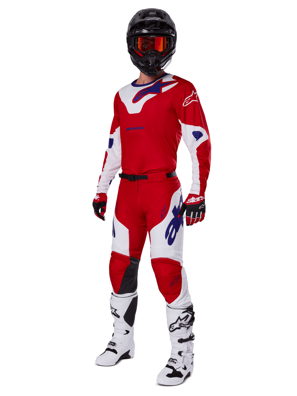 Alpinestars 2025 Racer Veil-ställ, motocrossutrustning, klarröd och vit med blå logotypdetaljer, bärs med en svart hjälm, röda handskar och vita stövlar, komplett skyddande utrustning för terrängkörning
