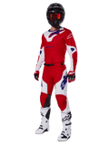 Alpinestars 2025 Racer Veil-ställ, motocrossutrustning, klarröd och vit med blå logotypdetaljer, bärs med en svart hjälm, röda handskar och vita stövlar, komplett skyddande utrustning för terrängkörning