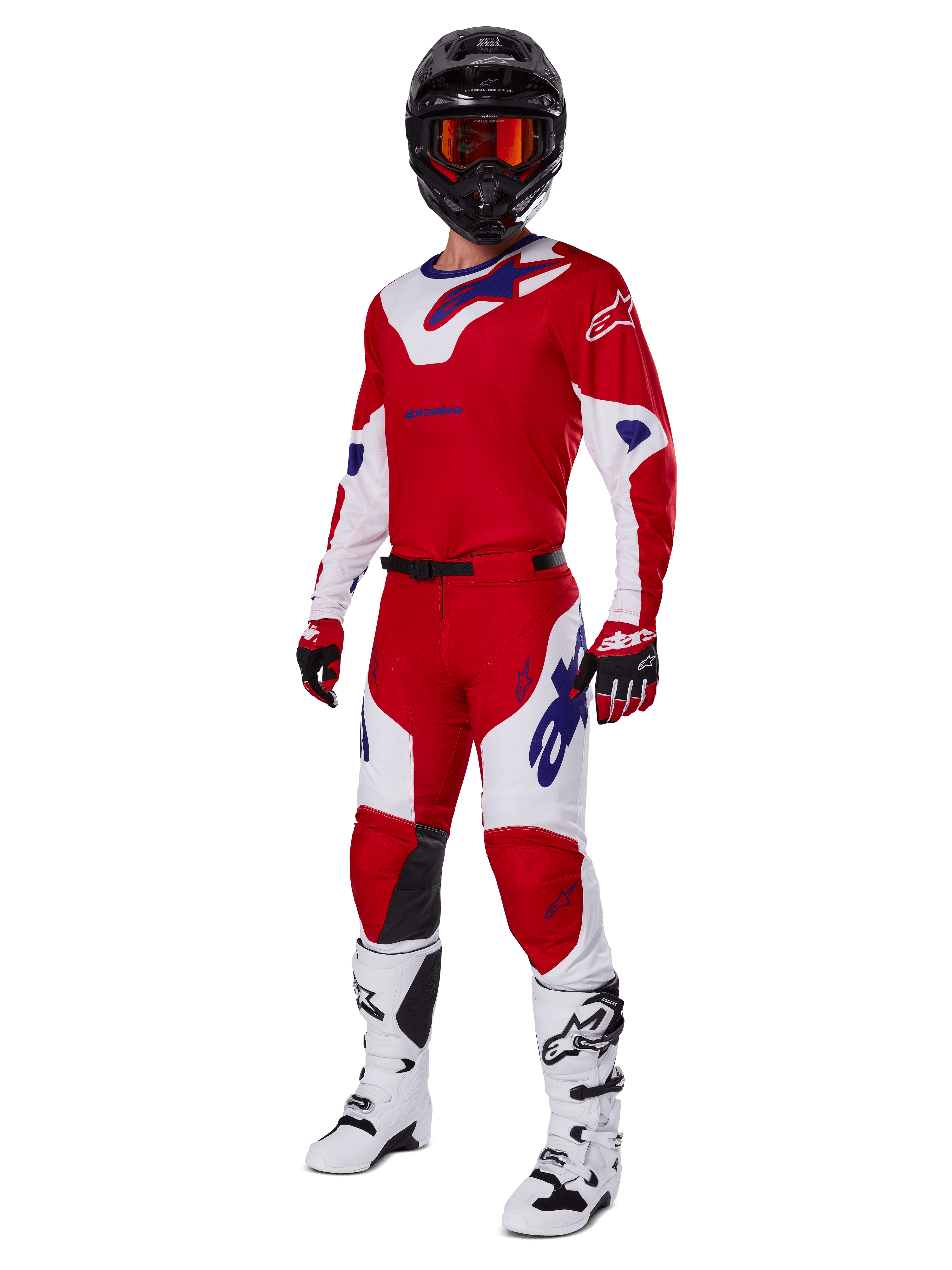 Alpinestars 2025 Racer Veil-ställ, motocrossutrustning, klarröd och vit med blå logotypdetaljer, bärs med en svart hjälm, röda handskar och vita stövlar, komplett skyddande utrustning för terrängkörning