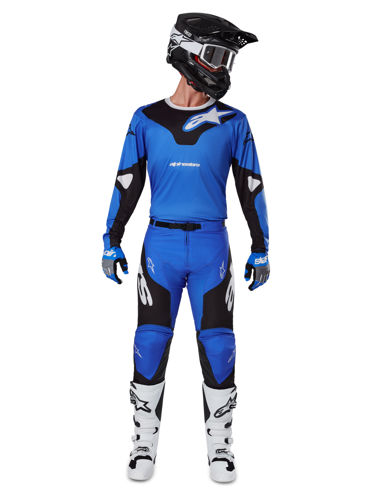 Motocrossförare bär Alpinestars 2025 Racer Veil-utrustningsset, blå och svart tröja med matchande byxor, svart hjälm med vita goggles, vita och svarta stövlar, koordinerad racingoutfit för terrängkörning.