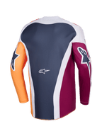 Alpinestars 2026 Racer Portl-tröja, motocrosströja, röd, orange och mörkgrå, vy bakifrån som visar flerpanelskonstruktion, vit Alpinestars-logotyp på nedre delen av ryggen, framträdande grafiska logotyper på de långa ärmarna, prestandautrustning för terrängkörning