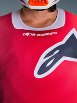 Närbild på Alpinestars 2026 Racer Portl-tröja i rött, med ljusgrå stretchkrage med vit logotyp och en stor svart Astars-logotyp på bröstet, högpresterande motocrossutrustning