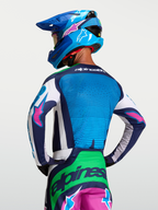 Alpinestars Techstar Maven tröja, motocrosströja i blått och grönt med rosa detaljer, vy bakifrån på modell för terrängkörning.