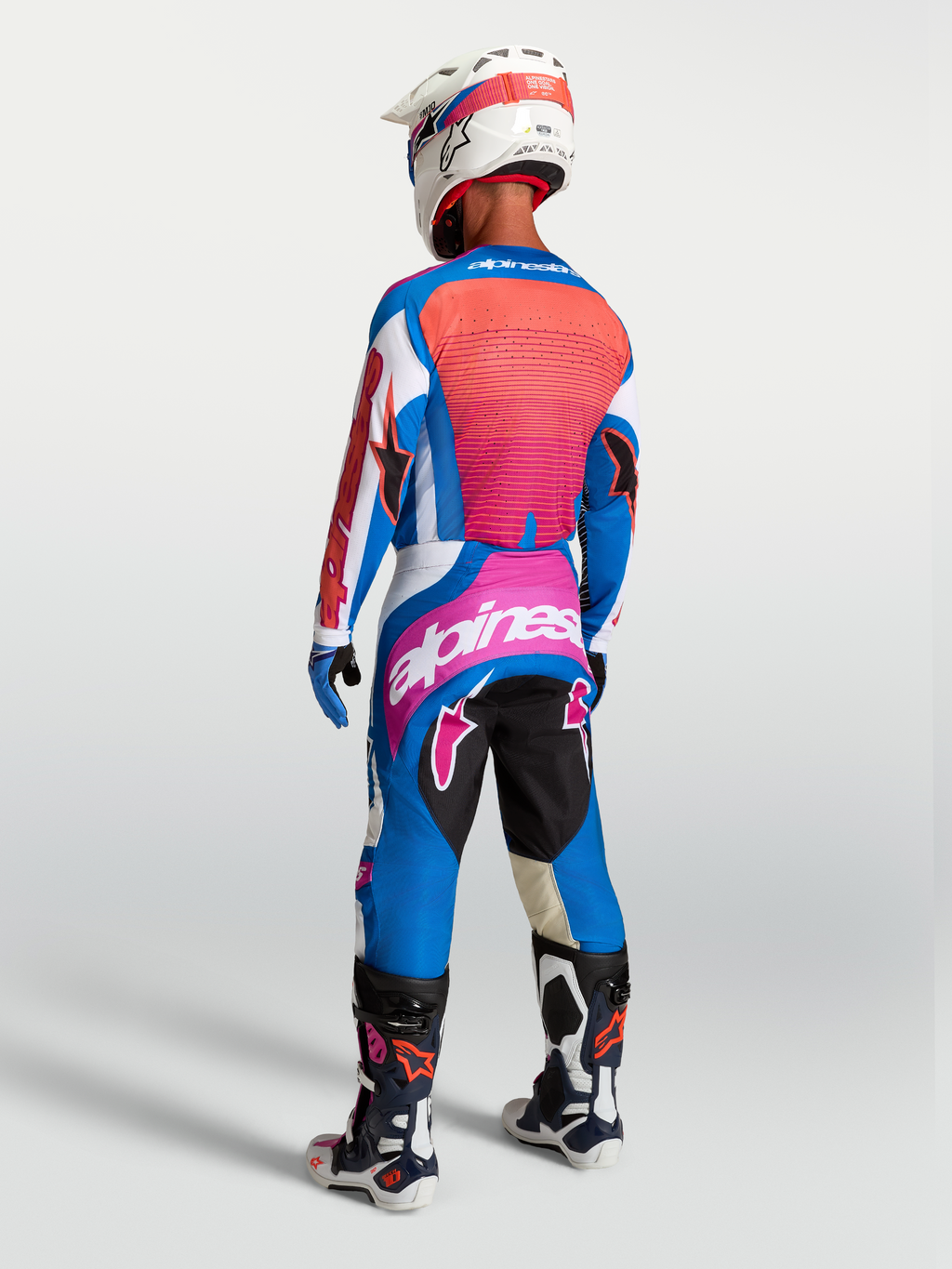 Alpinestars Techstar Maven tröja och utrustningsset, blå och korallröd motocrossutrustning, vy bakifrån, tekniskt MX-ställ för terrängkörning