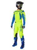 Alpinestars 2025 Fluid Haul Gear Set, komplett motocross-utrustning med neongul och blå tröja och byxor, svart hjälm, blå handskar och blå offroad-stövlar, koordinerad outfit med hög synlighet för motocross och enduro.