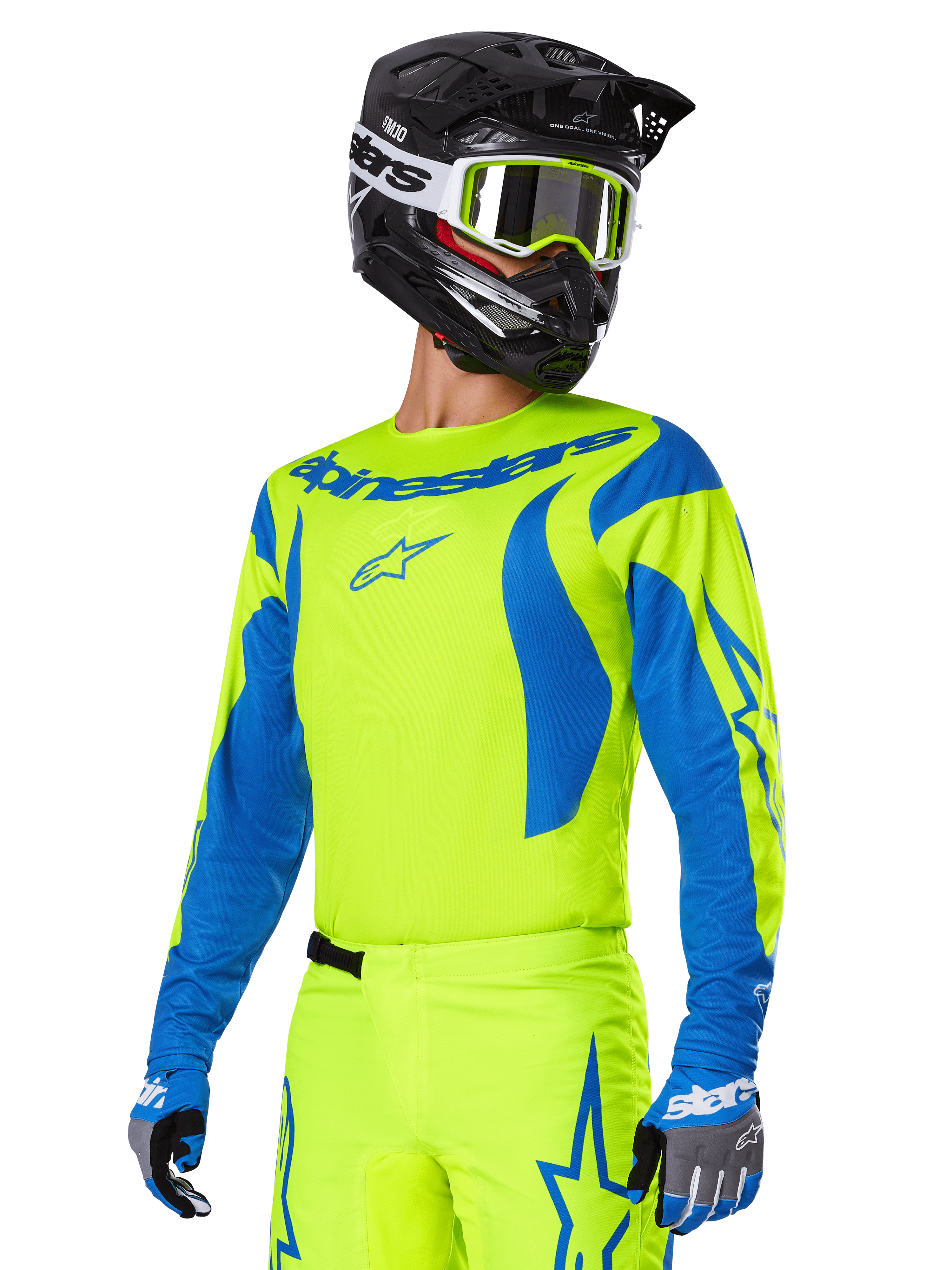 Alpinestars 2025 Fluid Haul-utrustningsset, motocrosströja och byxor, klar gul och blå, bärs med en svart hjälm och goggles med gula bågar, har vågliknande blå mönster på ärmarna och blå stjärnlogotyper på byxorna, matchande outfit för terrängkörning