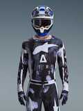 Alpinestars 2026 Racer Lahnd-tröja, motocross-utrustning, Iron Camo-mönster i svart och vitt, med en tydlig stjärnlogotyp och ASTARS-text, bärs med matchande byxor och en blå motocrosshjälm