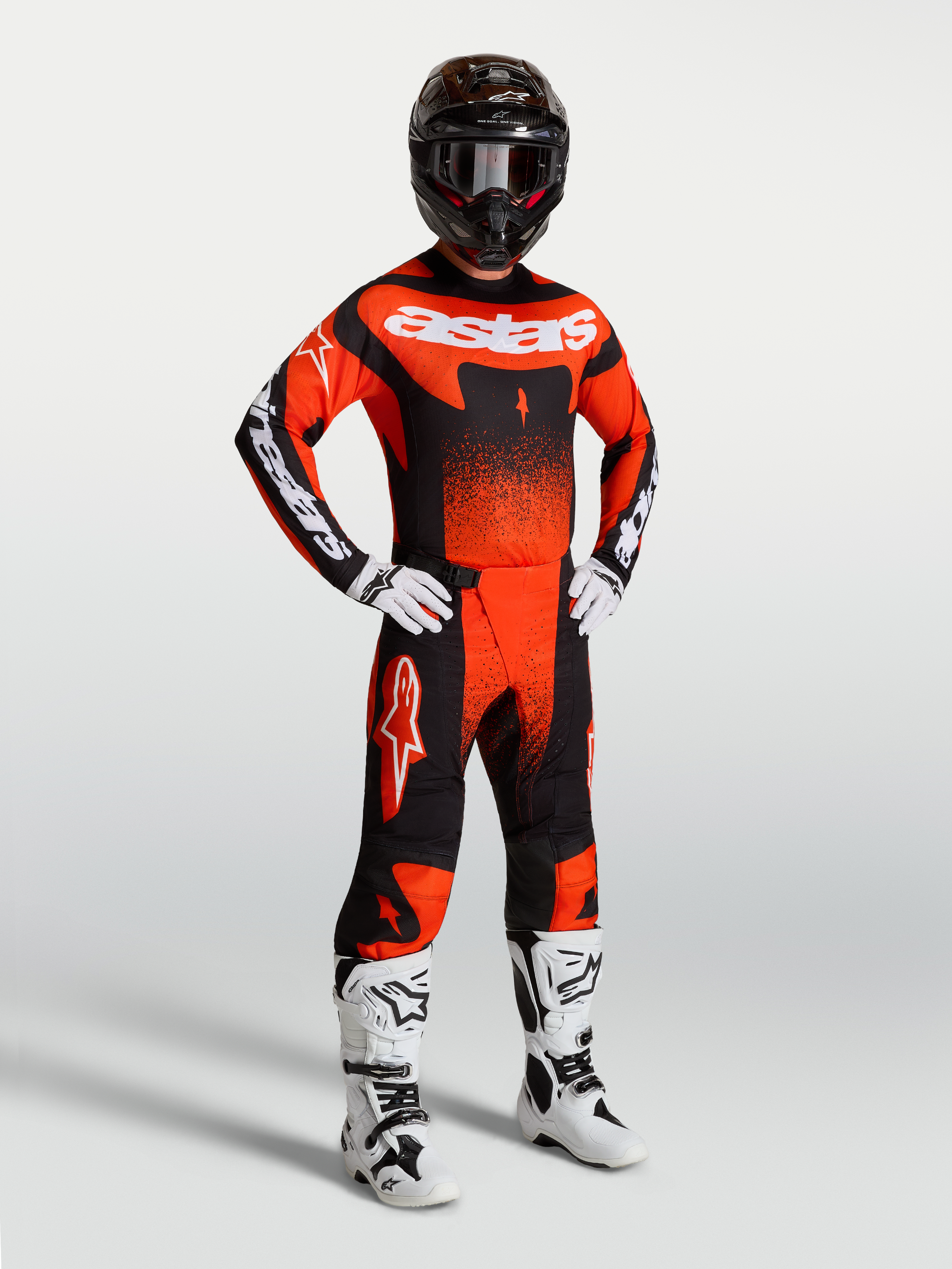 Alpinestars Techstar Swan gear set och tröja, röd och svart motocross-outfit för herr med vita racingstövlar.