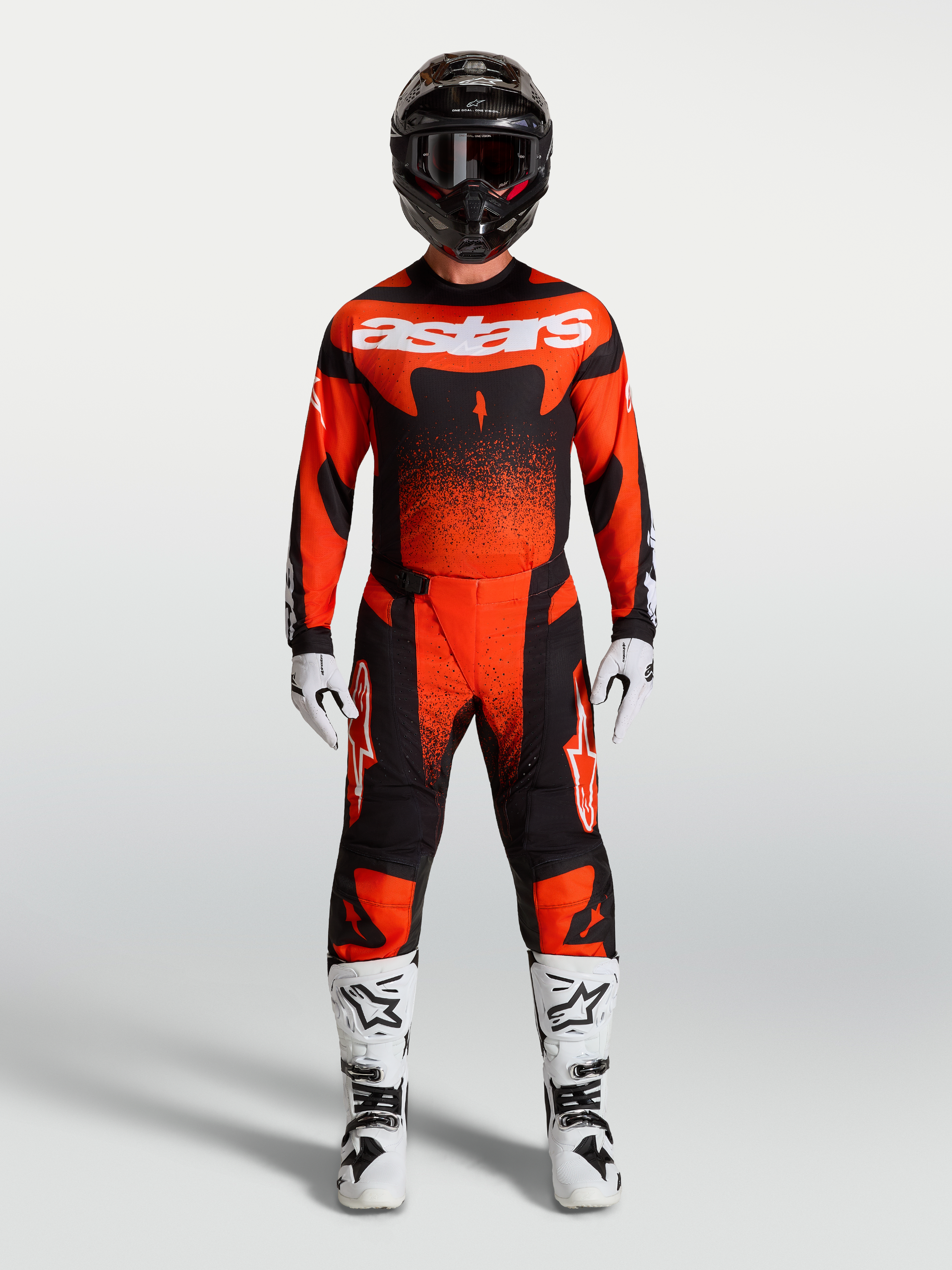 Alpinestars Techstar Swan tröja och gear set, röd och svart herrmotocrossoutfit med vita stövlar för terrängkörning.