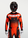 Alpinestars Techstar Swan tröja, röd och svart motocrosströja med atletisk passform på modell.