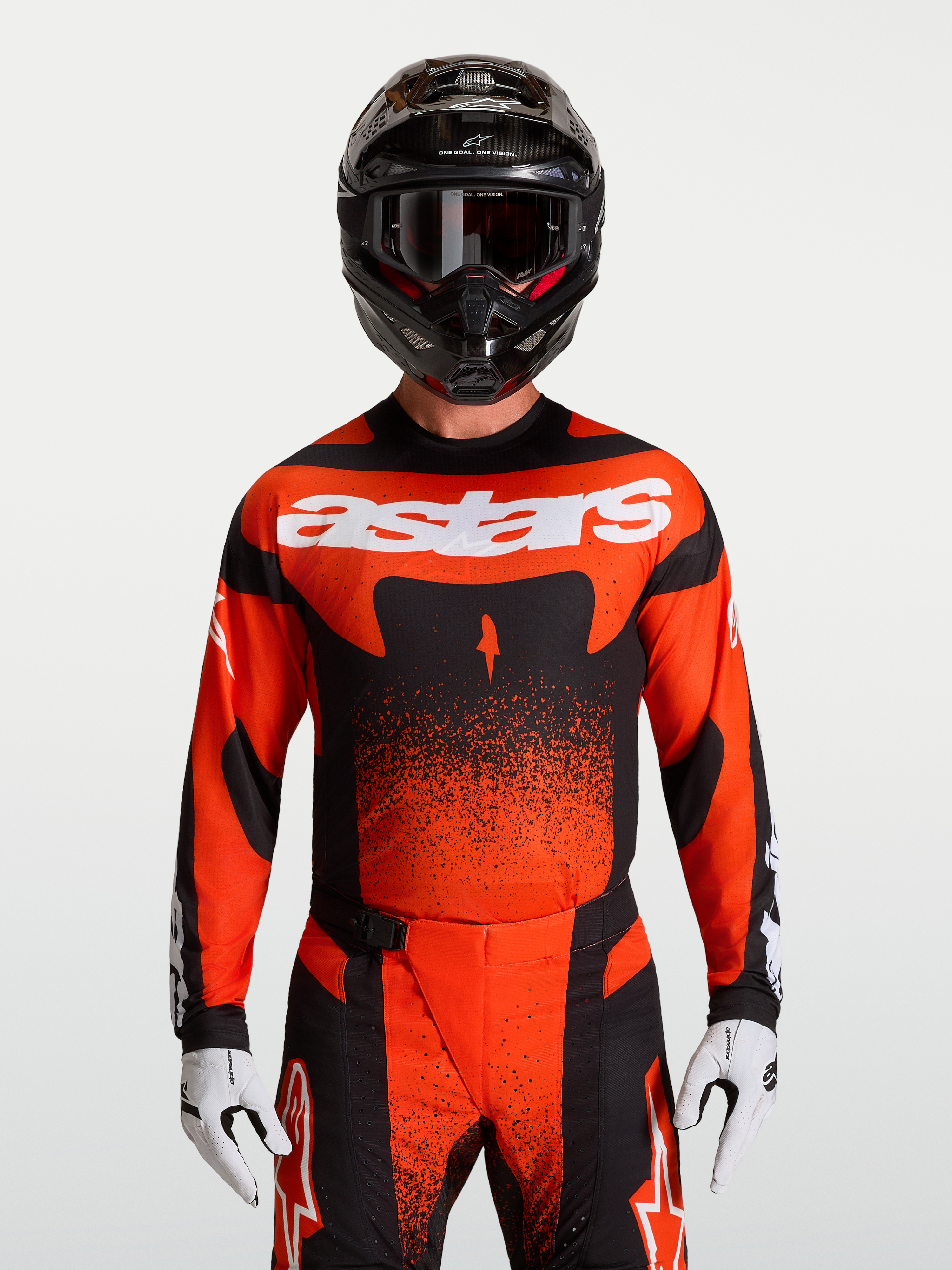 Alpinestars Techstar Swan tröja, röd och svart motocrosströja med atletisk passform på modell.