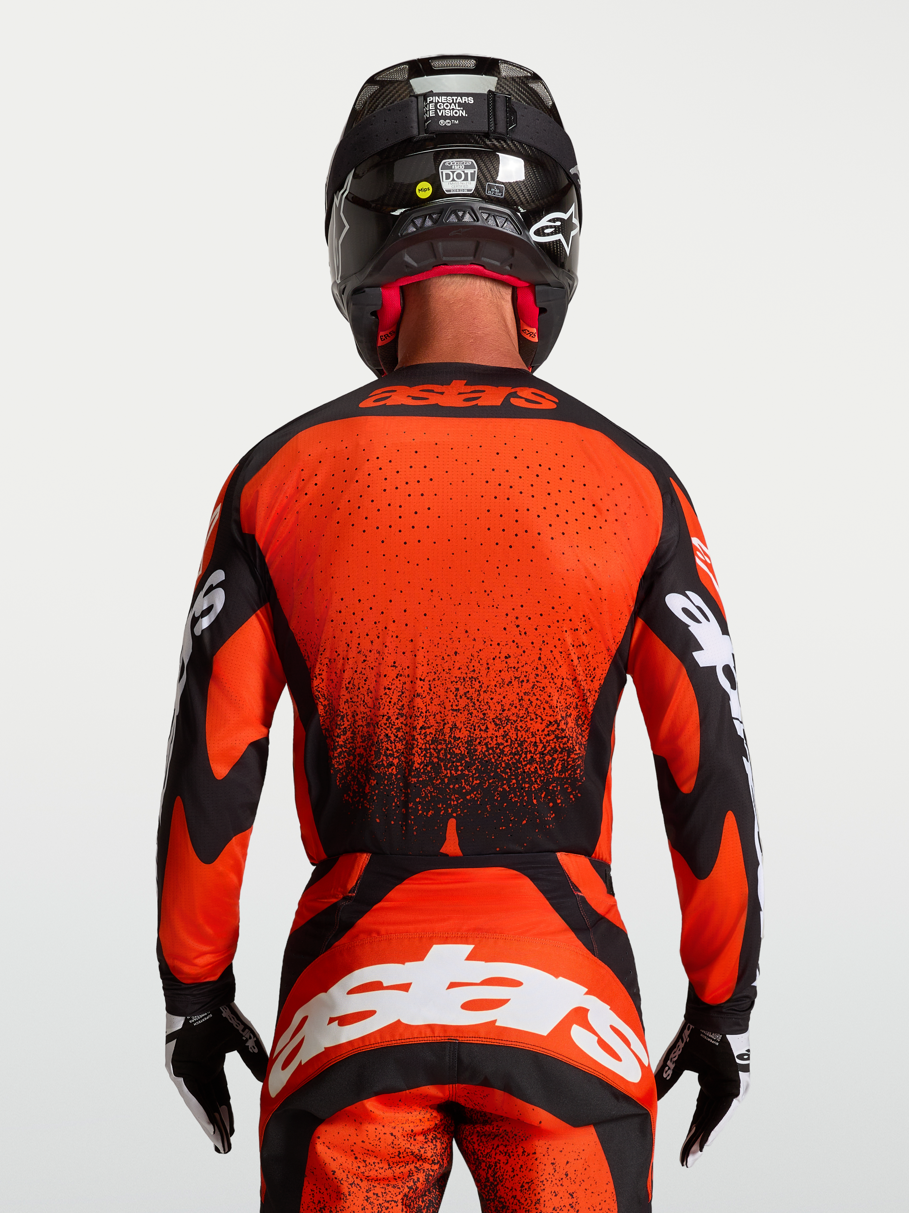 Alpinestars Techstar Swan tröja, röd och svart motocross-tröja för herrar, vy bakifrån med förlängd rygg och laserperforeringar för ventilation