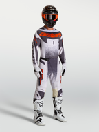 Alpinestars Techstar Swan tröja och byxor, herrmotocross-set i ljuslila och grått med röd fluo, matchande MC-ställ på modell