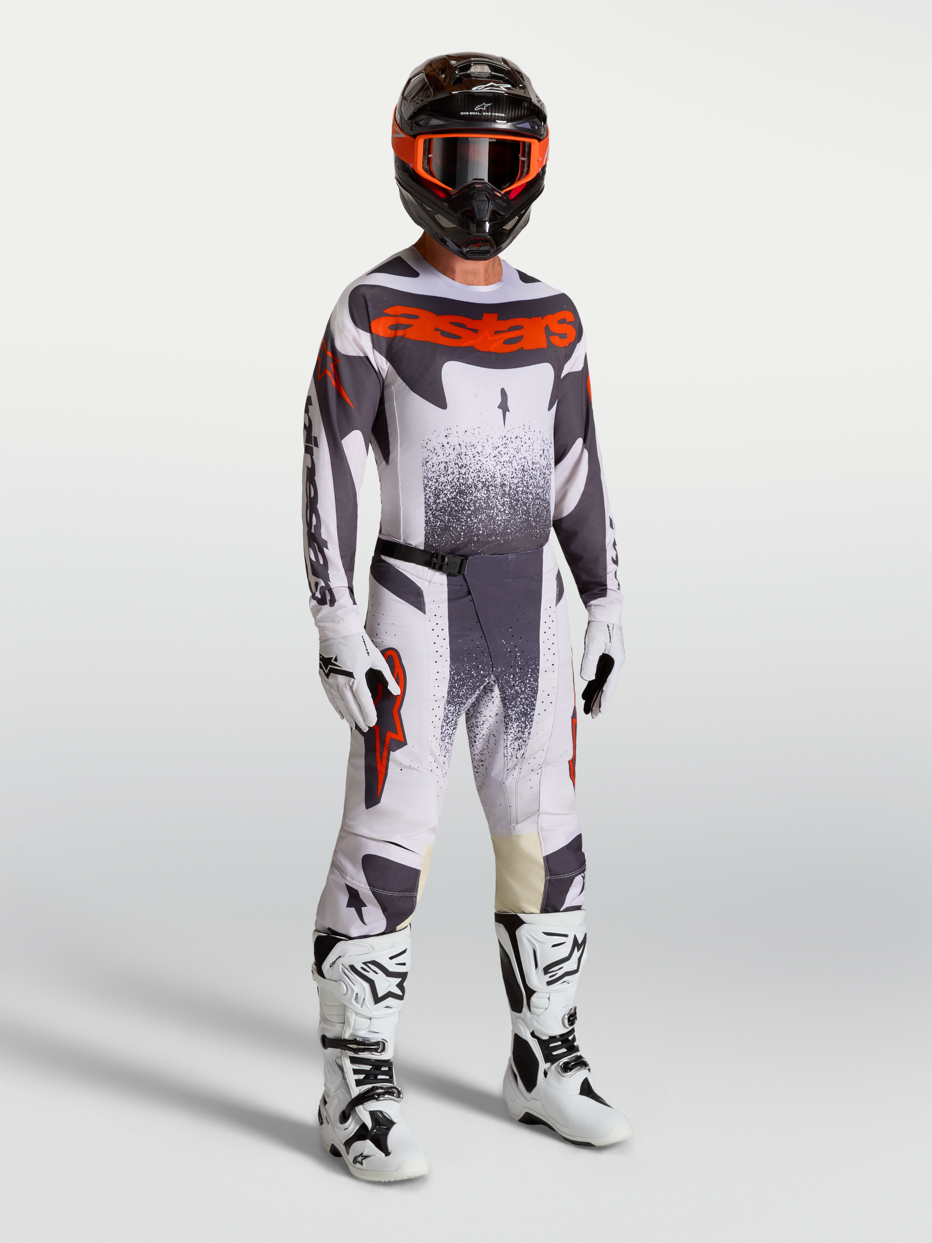 Alpinestars Techstar Swan tröja och byxor, herrmotocross-set i ljuslila och grått med röd fluo, matchande MC-ställ på modell