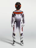 Alpinestars Techstar Swan gear set, grå och röd fluo motocrossutrustning för racing med matchande tröja och byxor.
