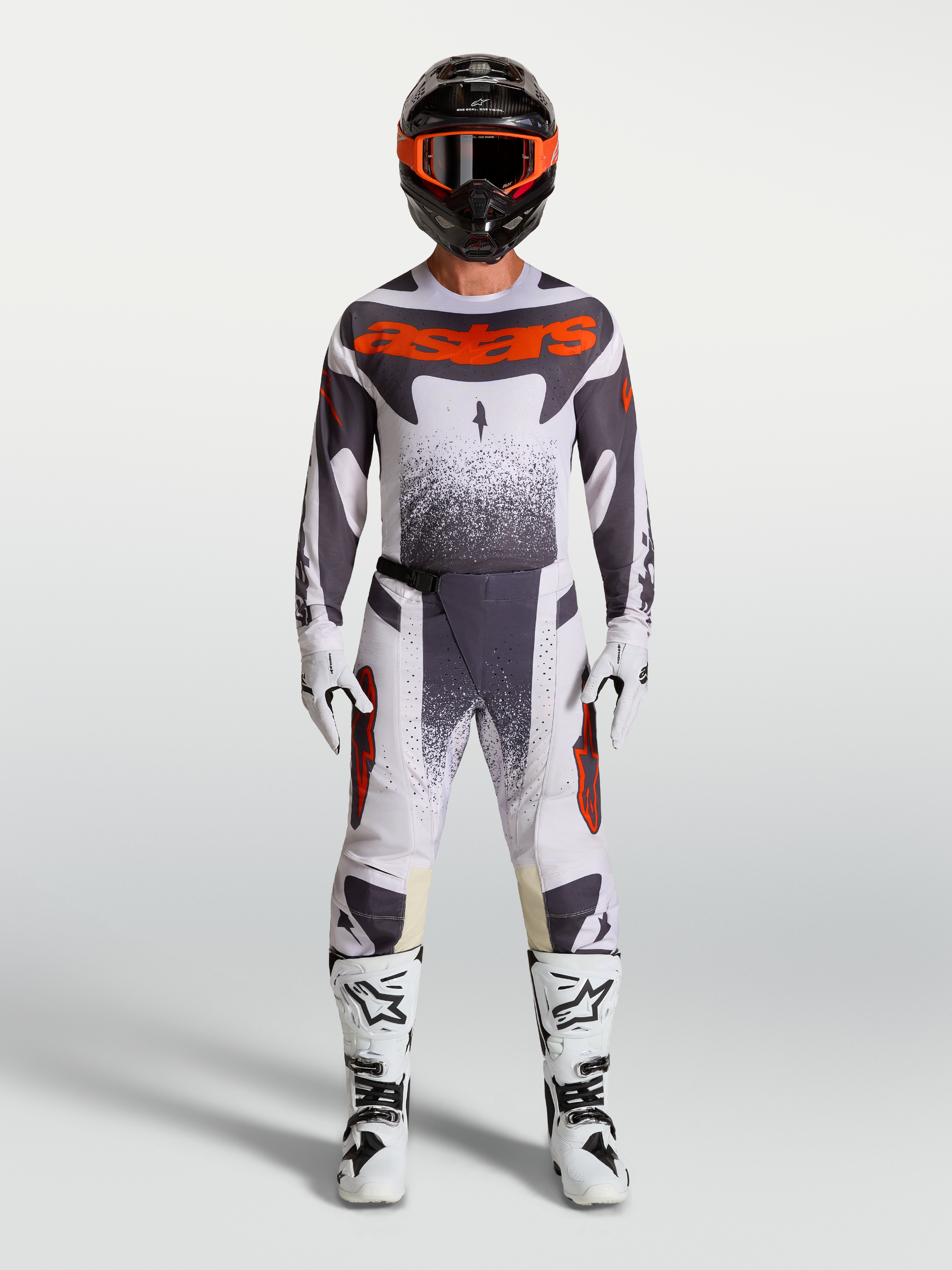 Alpinestars Techstar Swan gear set, grå och röd fluo motocrossutrustning för racing med matchande tröja och byxor.