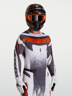 Alpinestars Techstar Swan tröja, motocrosströja för herrar, grå och röd fluo, racingpassform med stretch och laserperforerad ventilation.