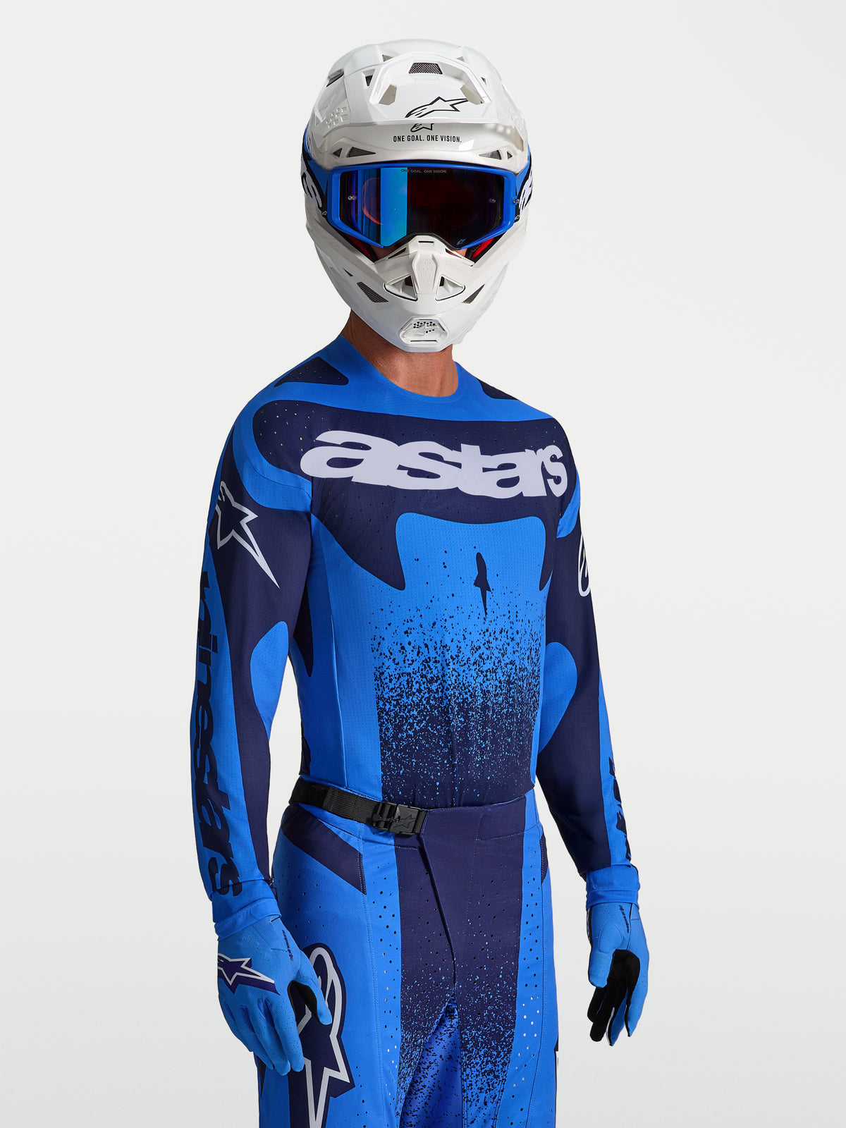 Alpinestars Techstar Swan tröja på modell, blå och mörkblå motocrosströja med atletisk passform och laserskuren ventilation.