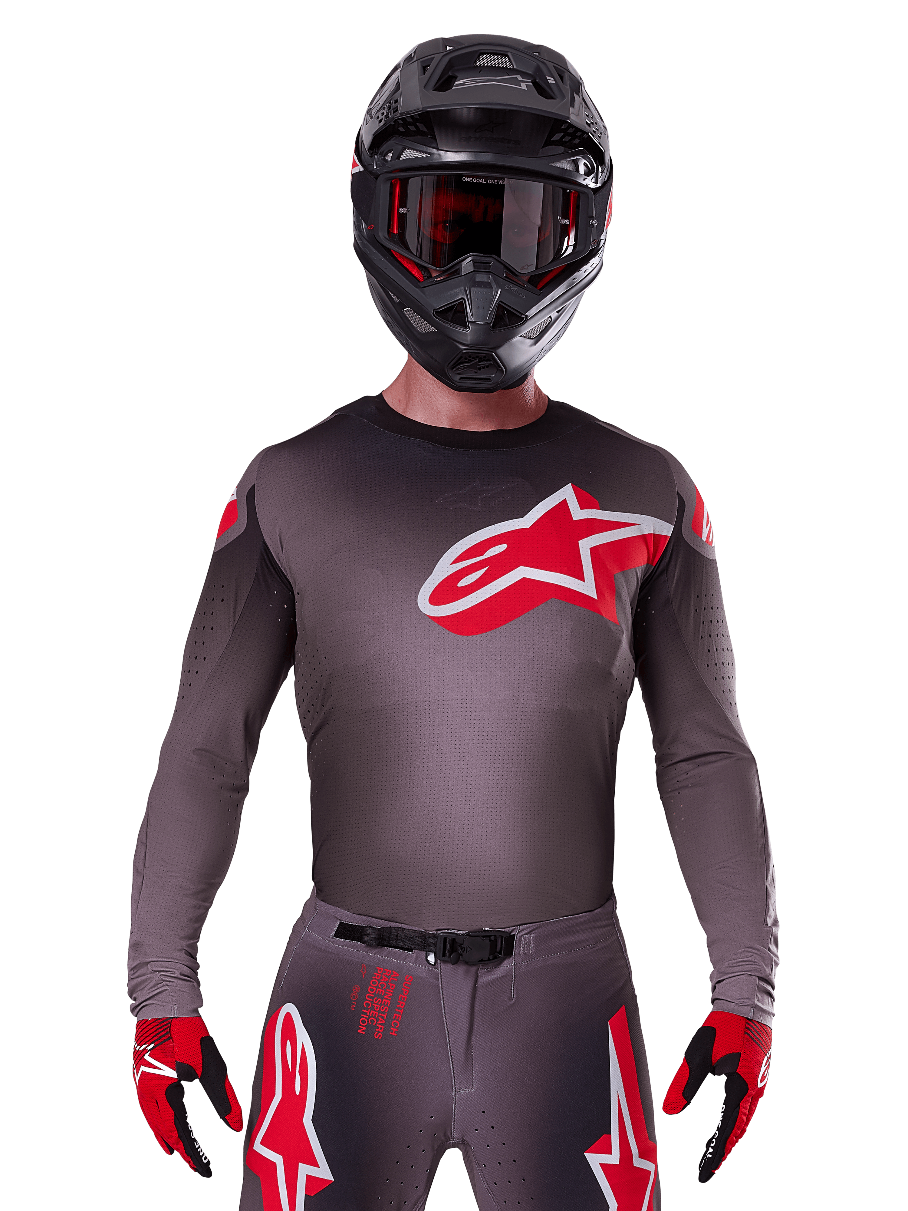 Alpinestars 2025 Supertech Lipan Jersey, motocrosströja, smoke och röd, med en stor röd och vit logotyp på bröstet, bärs med en svart hjälm och röda och svarta handskar, atletisk racingpassform med laserskurna perforeringar