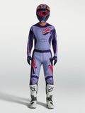 Alpinestars 2027 Racer Air Hunt utrustningsset, lila och röd motocrossutrustning med ventilerad tröja och vita stövlar.