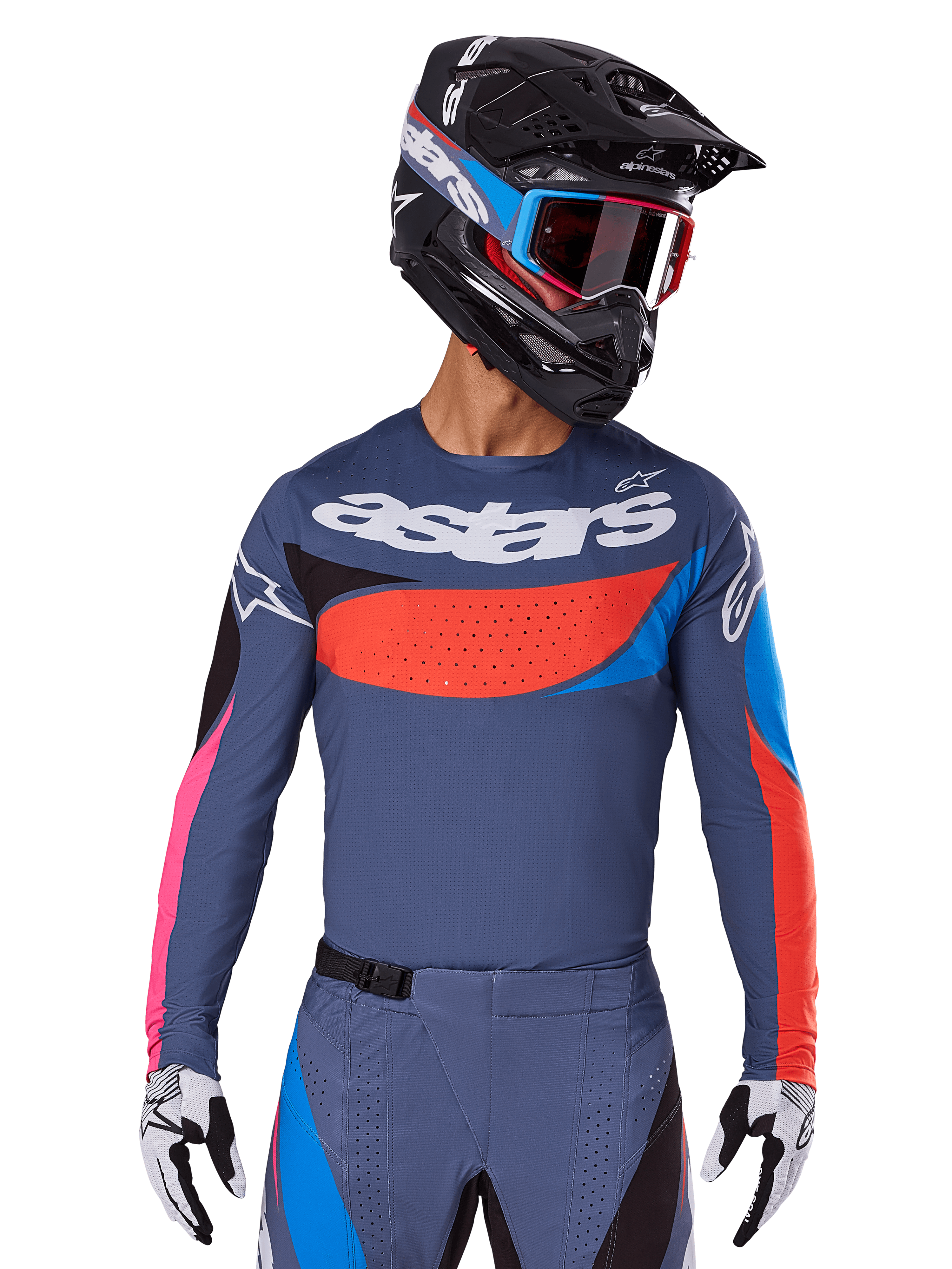 Alpinestars 2025 Techstar Dreem Jersey, motocrosströja, grå med blå, röda och rosa detaljer, med laserskurna perforeringar och stor logotyp på bröstet, bärs med matchande byxor och svart racinghjälm