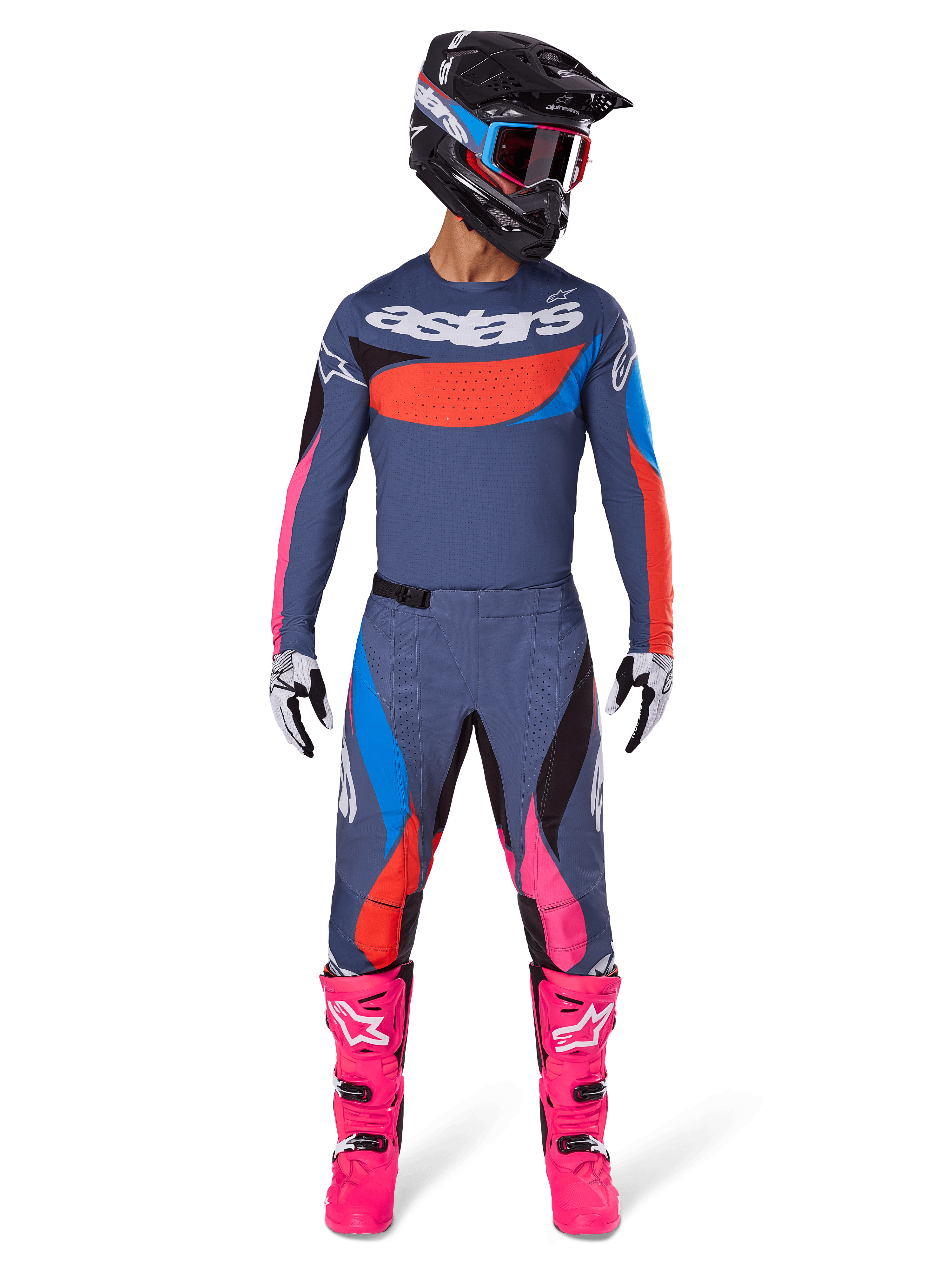 Alpinestars 2025 Techstar Dreem utrustningsset, motocrossförare i komplett racingutrustning, gråblå tröja och byxor med livfulla accenter i rosa, orange och cyanblått, stor 'astars'-logotyp på bröstet, klarrosa stövlar, svart hjälm med goggles, matchande outfit för professionell motocross