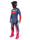 Alpinestars 2025 Techstar Dreem motocross-set, komplett utrustning för terrängkörning med en grå och blå tröja med röda detaljer, matchande byxor med rosa inslag, svart hjälm, starkt rosa stövlar samt vita och svarta handskar