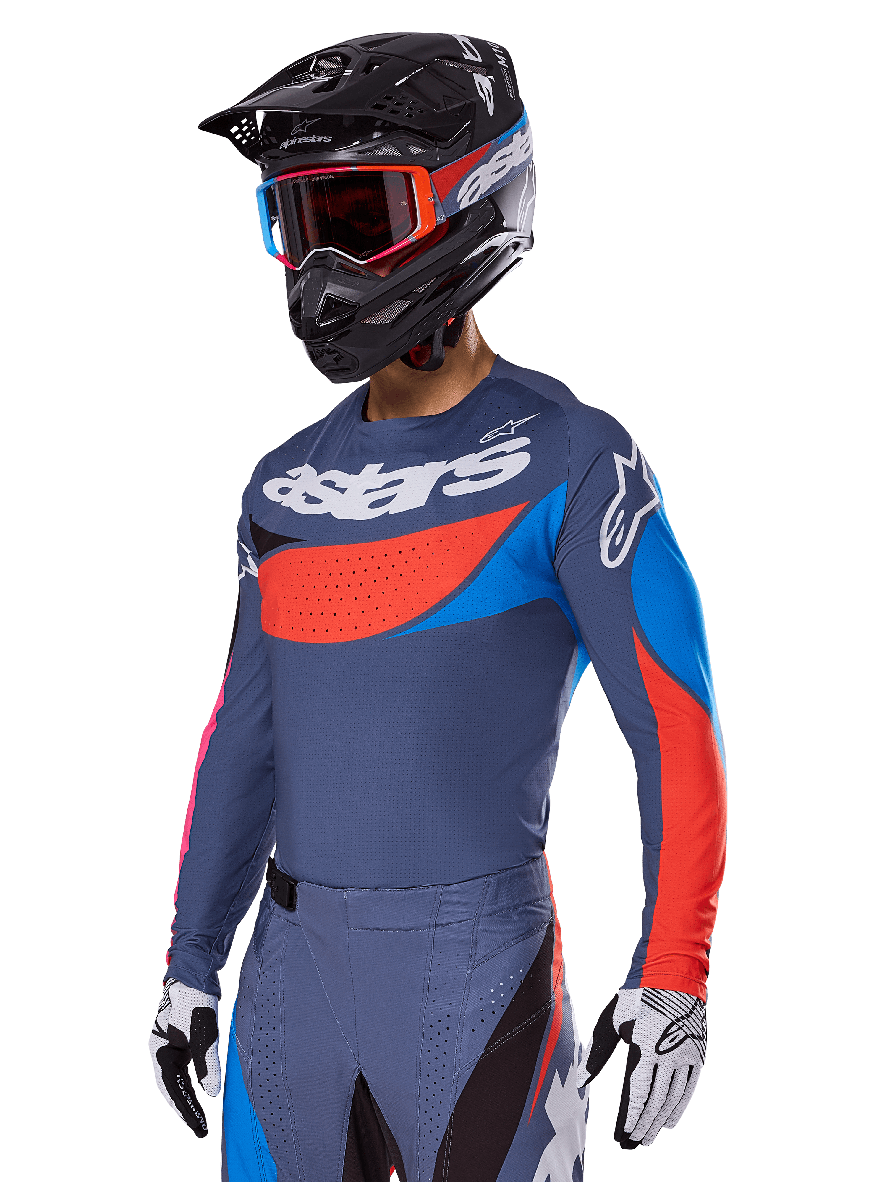 Alpinestars 2025 Techstar Dreem utrustningsset, motocrossförare i skiffergrå tröja och byxor med framträdande röd och blå grafik, 'astars'-logotyp på bröstet, matchat med en svart hjälm, röda goggles och vita racinghandskar