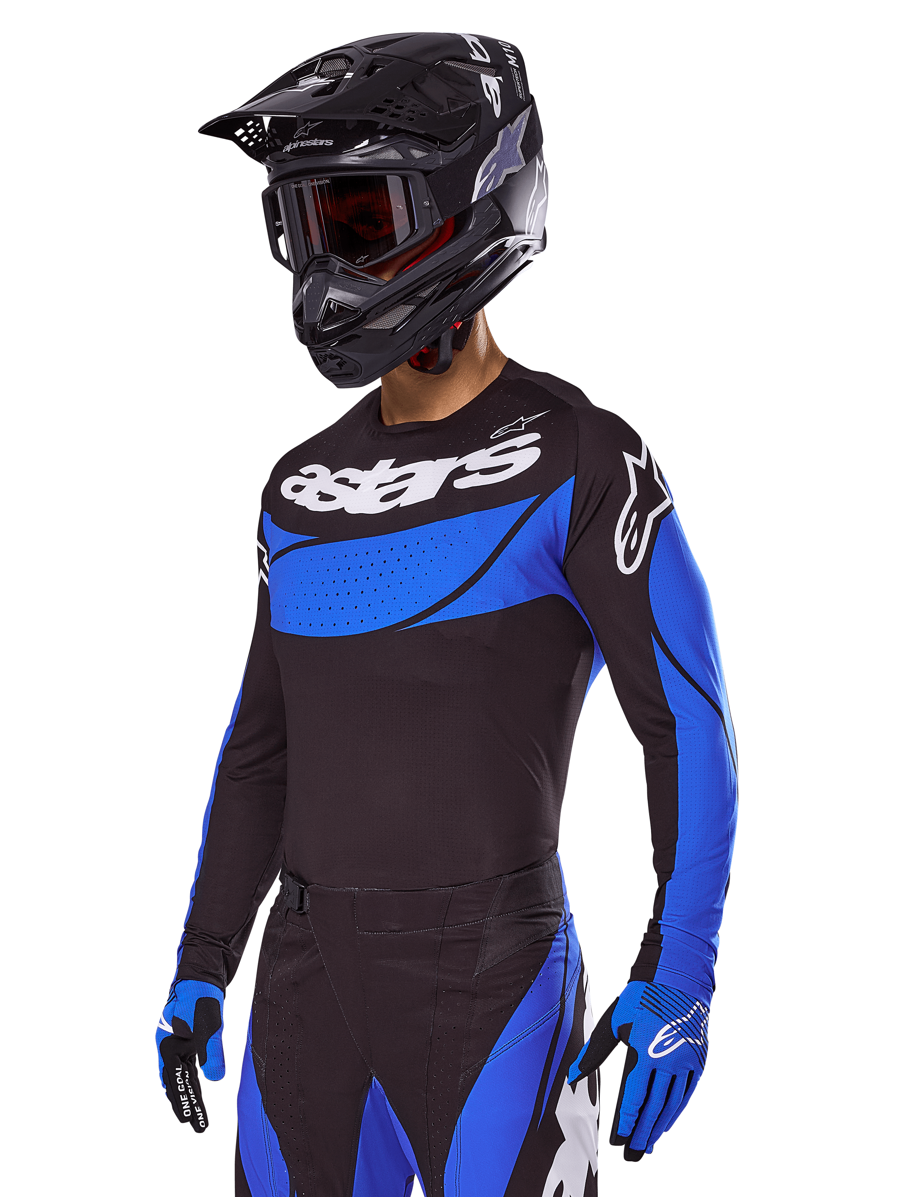 Motocrossförare i Alpinestars 2025 Techstar Dreem Gear Set, svart tröja med blå paneler i perforerad stil och vit logotyp, matchande svarta och blå byxor, svart racinghjälm och blå handskar, koordinerad förarutrustning för motocross.