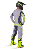 Alpinestars 2025 Techstar Dreem tröja, motocrosströja, grå och mörkgrå, bärs med matchande byxor och neongula stövlar, vy bakifrån som visar neongul branding och atletisk passform för terrängkörning