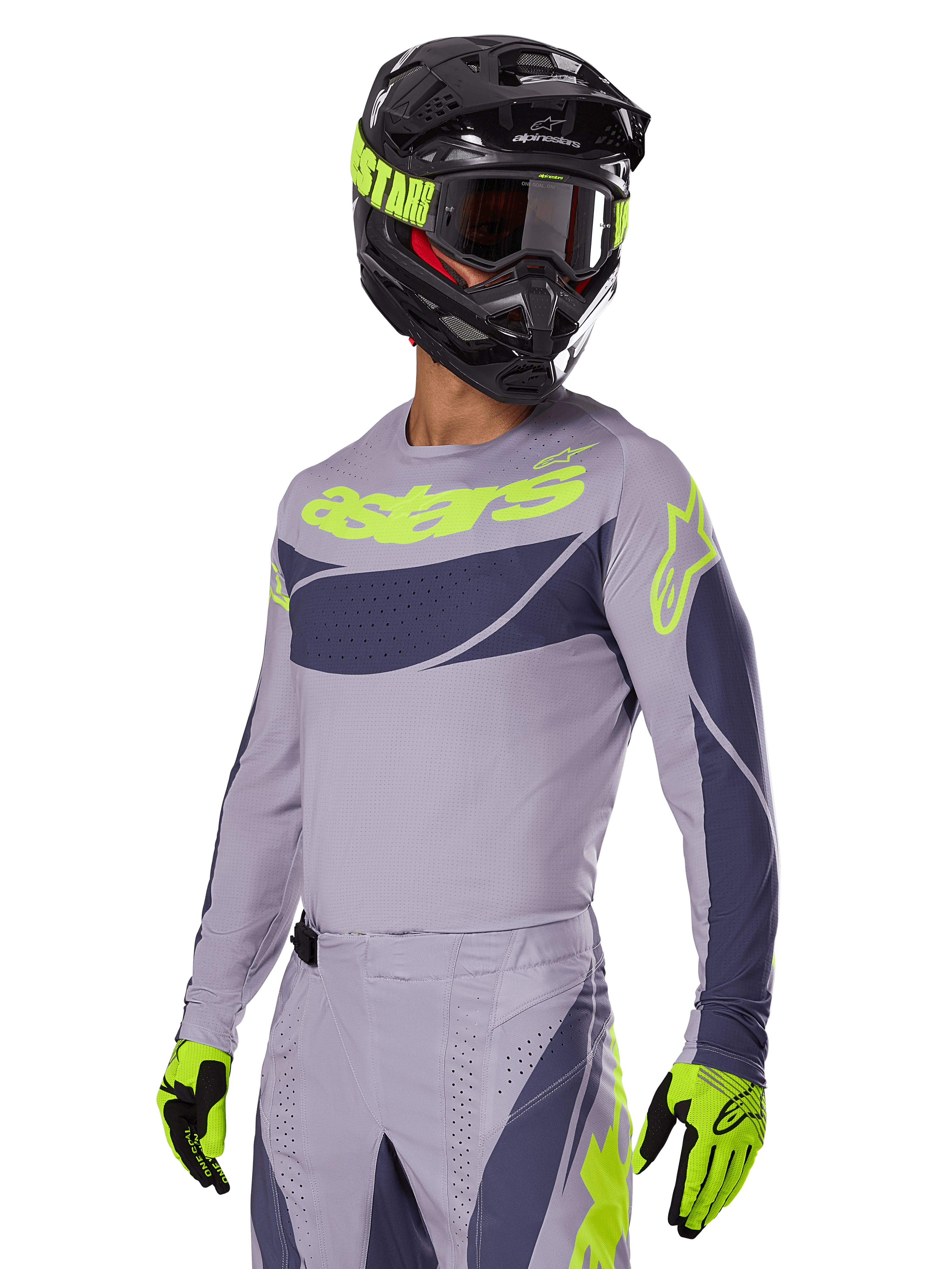 Motocrossförare iförd Alpinestars 2025 Techstar Dreem-tröja i grått och mörkgrått, med en neongul 'astars'-logotyp på bröstet, matchat med en matchande hjälm, goggles och handskar för en koordinerad look för terrängkörning