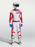 Alpinestars Racer Hunt motocrossutrustning, vit och röd med blå detaljer, förböjd ergonomisk passform, visas på modell.