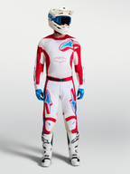 Alpinestars Racer Hunt motocrossutrustning, vit och röd med blå detaljer, förböjd ergonomisk passform, visas på modell.